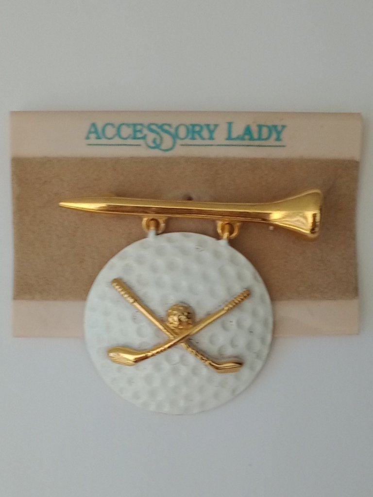 New AJC Brooch Goldtone Enamel Womans Golfing Pin Tee Golf Clubs 13$